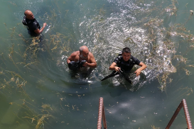 Adana'da yüzmenin yasak olduğu alanda Seyhan Irmağı'na giren kişiyi dalgıç polisler sudan çıkardı