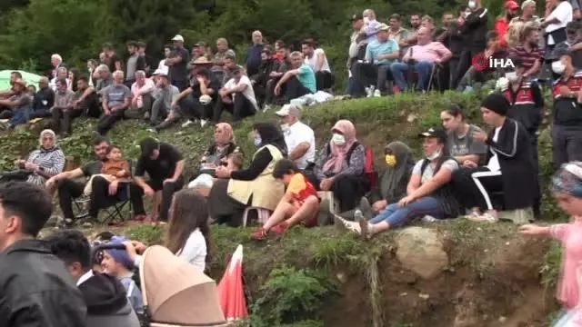 Artvin'de boğalar çamur deryasında güreşti