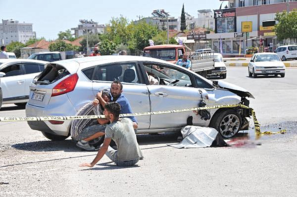 CAMINDAN YOLA SAVRULDUĞU OTOMOBİL ÜZERİNE DÜŞEN BEDİRHAN ÖLDÜ