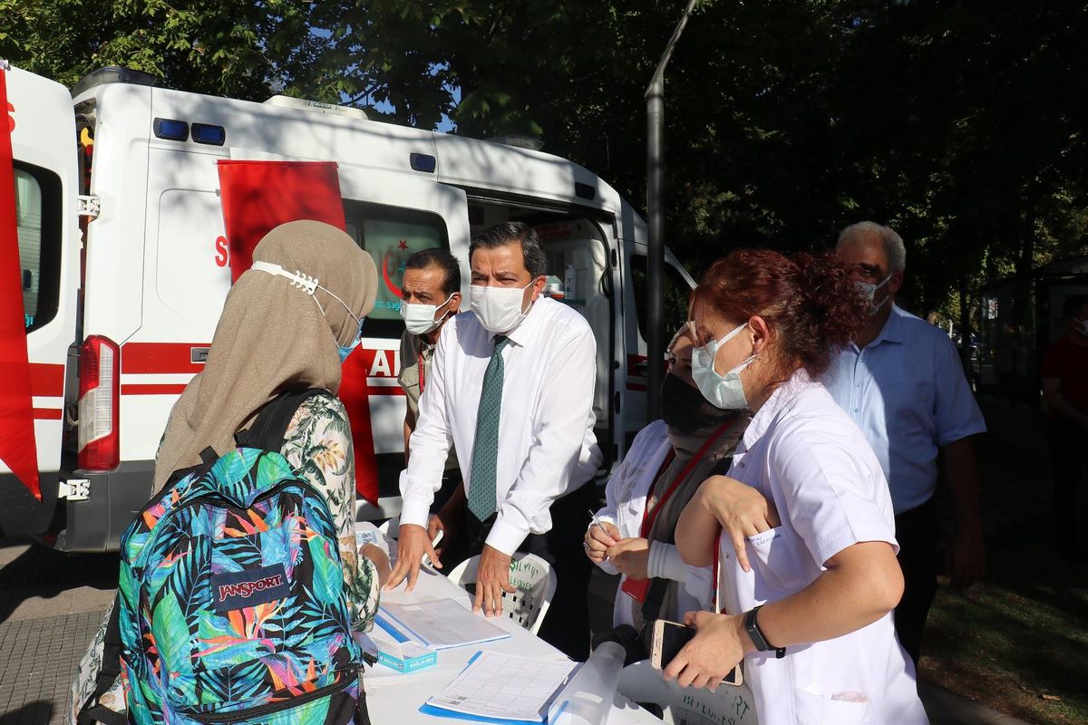 Covid-19'dan korunmanın yolu aşı olmaktan geçiyor