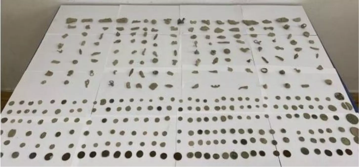 Denizli'de 585 parça tarihi eser niteliğindeki madeni obje ele geçirildi