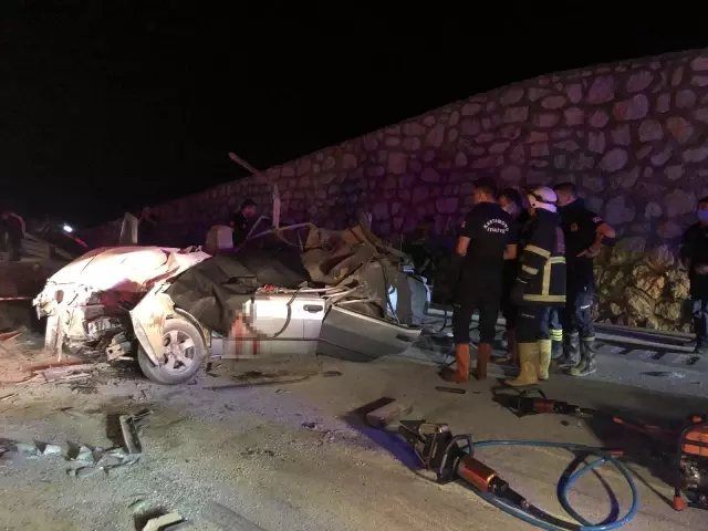 Kaza yapan aracın yanına park eden tır, faciaya yol açtı! Baba ve oğlu olay yerinde öldü Kaza yapan aracın yanına park eden tır, faciaya yol açtı! Baba ve oğlu olay yerinde öldü