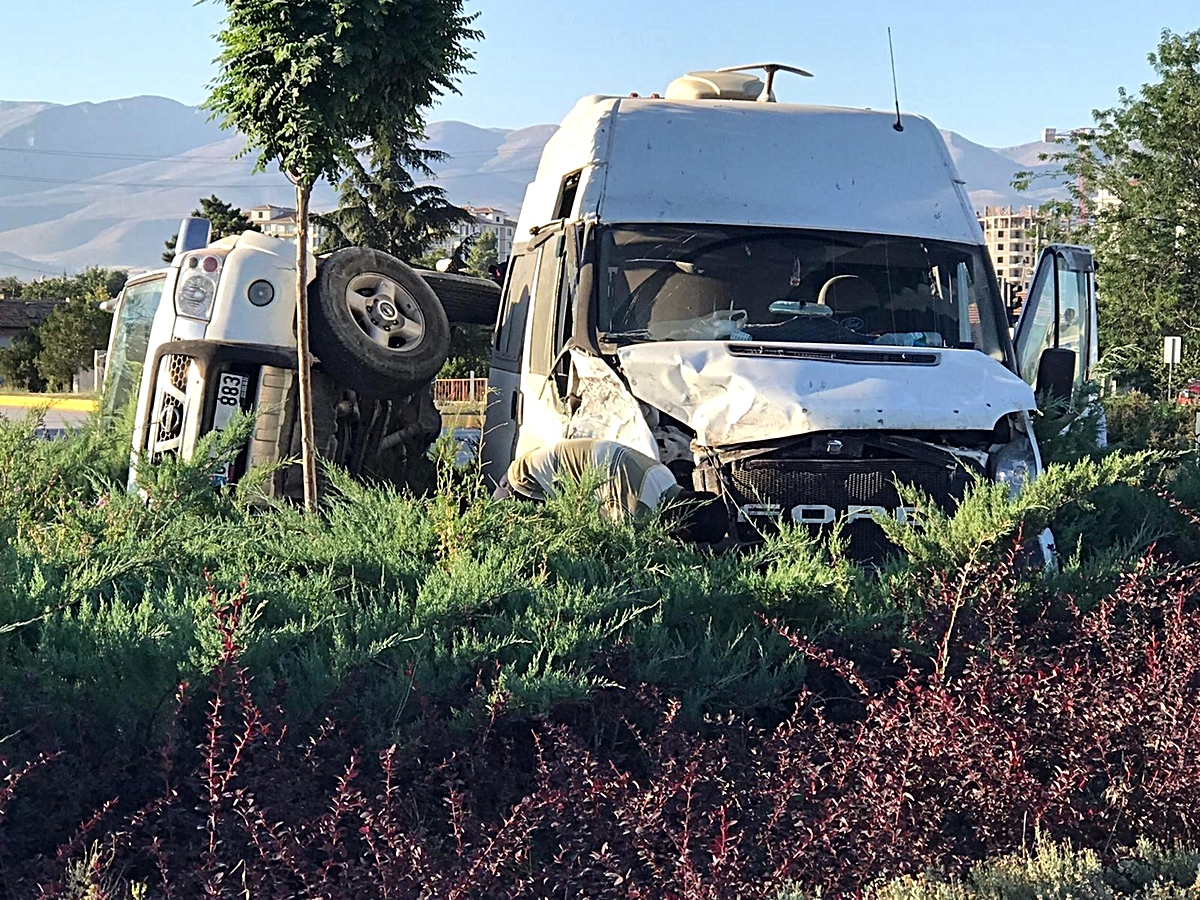 Konya'da minibüs ile kamyonet çarpıştı: 1 yaralı - Vimarsana News
