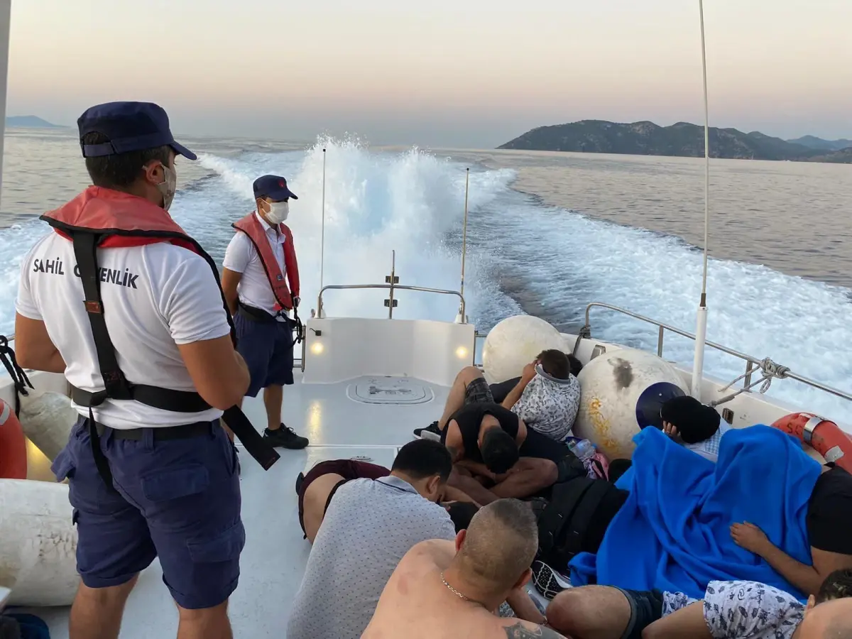 Muğla açıklarında yardım bekleyen 18 düzensiz göçmen kurtarıldı