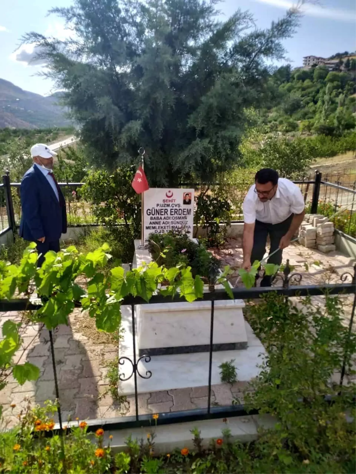 Şehitliğe anlamlı ziyaret