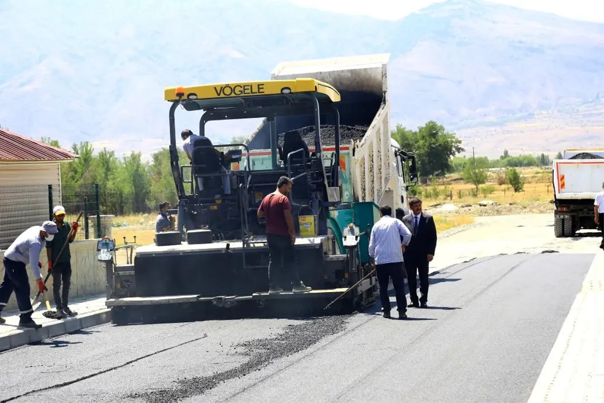 Sıcak asfalt çalışmaları devam ediyor
