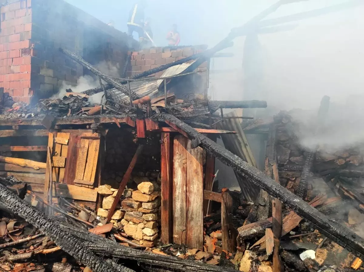 Simav'da çıkan yangında bir ev tamamen yandı