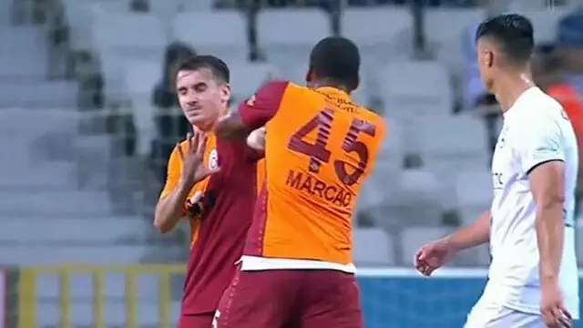 Son Dakika: Galatasaray'da Kerem Aktürkoğlu'na kafa ve yumruk atan Marcao, kırmızı kart gördü