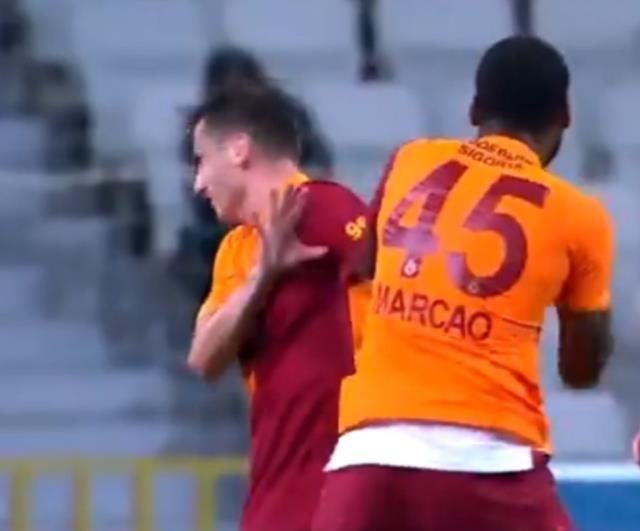Son Dakika: Galatasaray'da Kerem Aktürkoğlu'na baş ve yumruk atan Marcao, kırmızı kart gördü