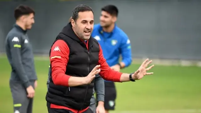 Süper Lig'de teknik direktör kıyımı erken başladı! Kayserispor, Yalçın Koşukavak'la yolları ayırdı Süper Lig'de teknik direktör kıyımı erken başladı! Kayserispor, Yalçın Koşukavak'la yolları ayırdı