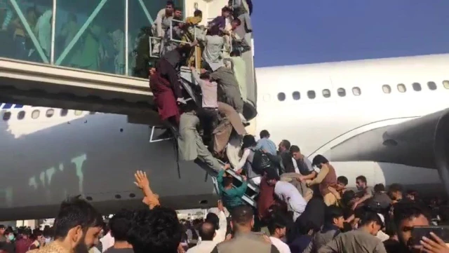 Taliban'dan kaçan yüzlerce Afgan, uçağa binebilmek için birbirini ezdi