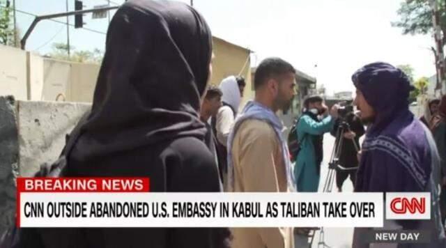 Taliban'ın tesiri görülmeye başlandı! CNN muhabiri, Kabil'in ele geçirildiğini başörtüsüyle sundu