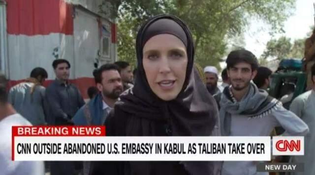 Taliban'ın tesiri görülmeye başlandı! CNN muhabiri, Kabil'in ele geçirildiğini başörtüsüyle sundu