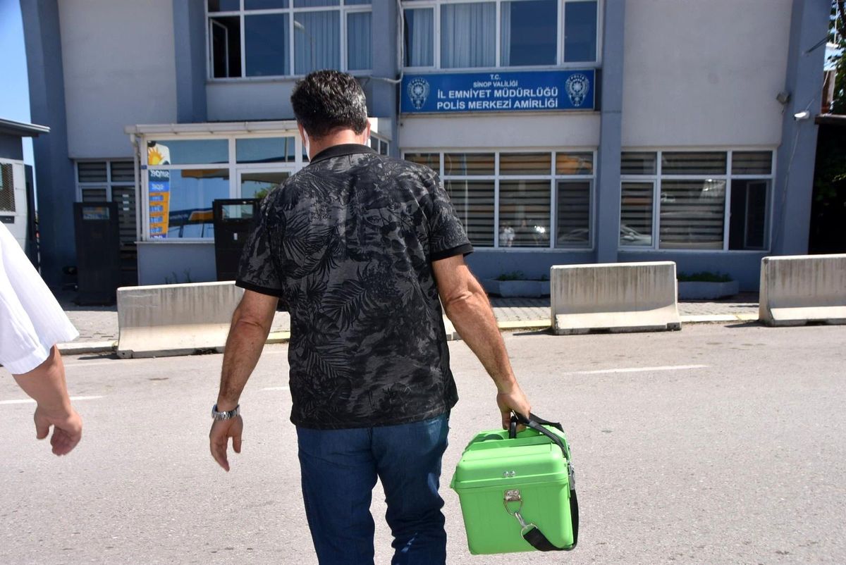Selde sürüklenen tomrukların arasında gelen kilitli sandıktan 200 bin TL değerinde cihaz çıktı