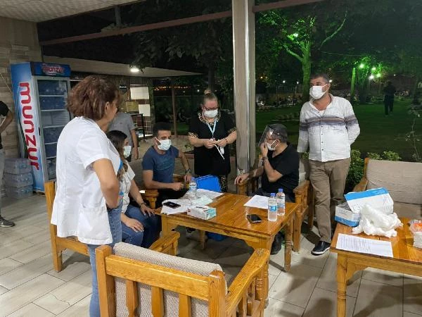 Vakaların yüksek olduğu Diyarbakır'da ekipler çay bahçelerinde aşı yapıyor