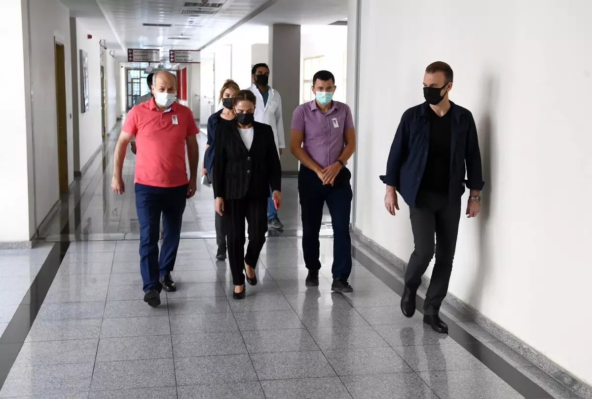Vali Funda Kocabıyık Uşak Eğitim ve Araştırma Hastanesi'ni ziyaret ederek Covid-19 Aşı çalışmalarıyla ilgili bilgi aldı.