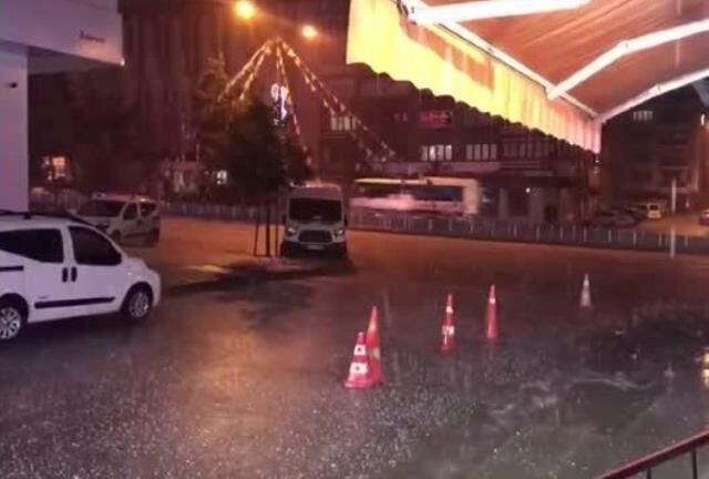 Vatandaşlar brandaların altında saklandı! Erzurum dolu nedeniyle bir anlığına beyaza büründü