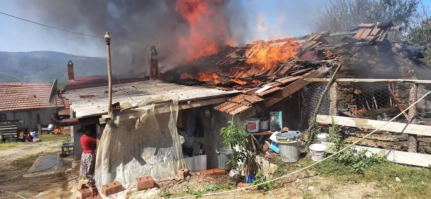 Yenice'de bir ev ile samanlık yanarak küle döndü