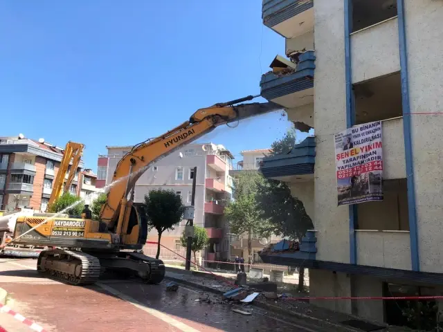 17 Ağustos depreminin yıl dönümünde Avcılar'da bin 500'üncü bina kentsel dönüşüme girerek yıkıldı