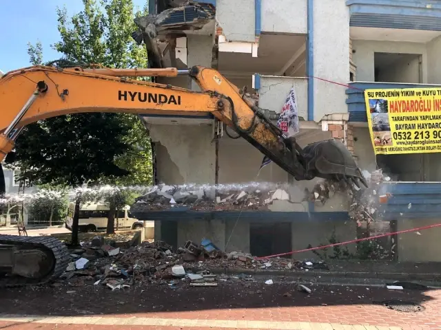 17 Ağustos depreminin yıl dönümünde Avcılar'da bin 500'üncü bina kentsel dönüşüme girerek yıkıldı