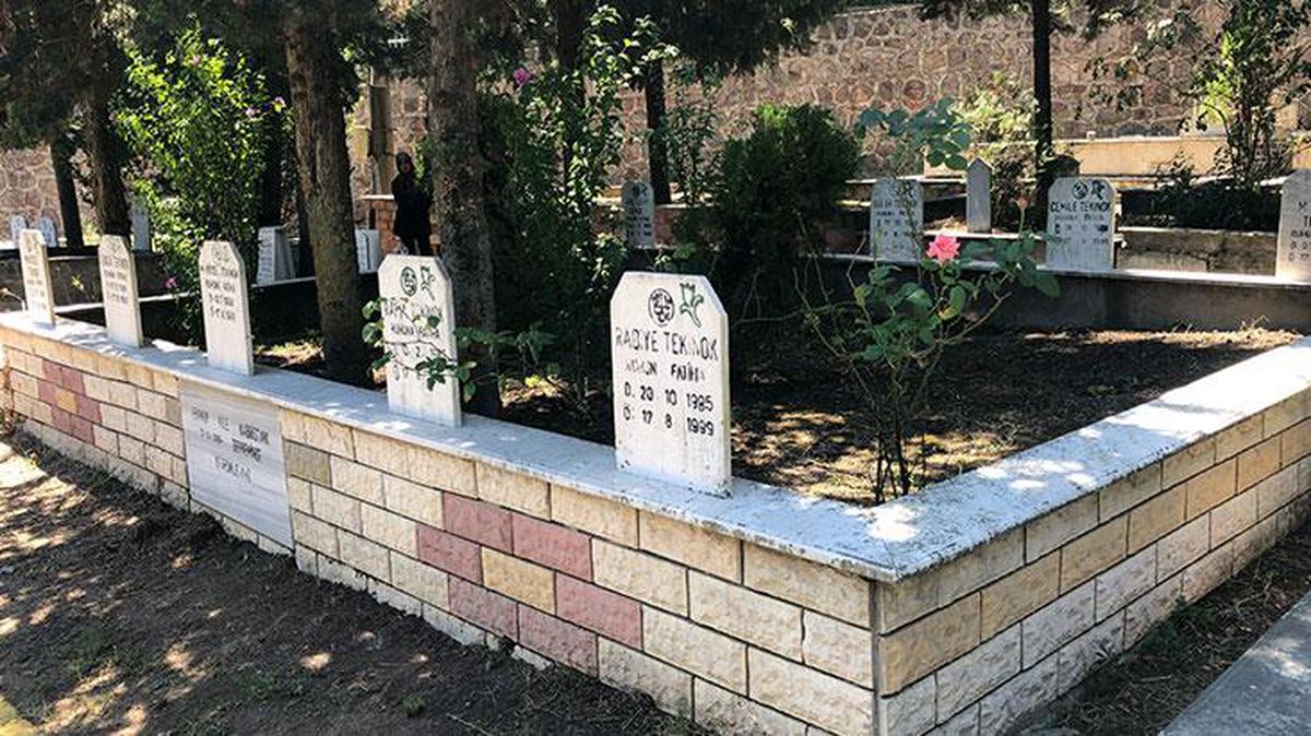 17 Ağustos Mezarlığında kahreden kare! Depremde hayatını kaybeden aileden 9 mezar yan yana, hepsinin ölüm tarihi aynı