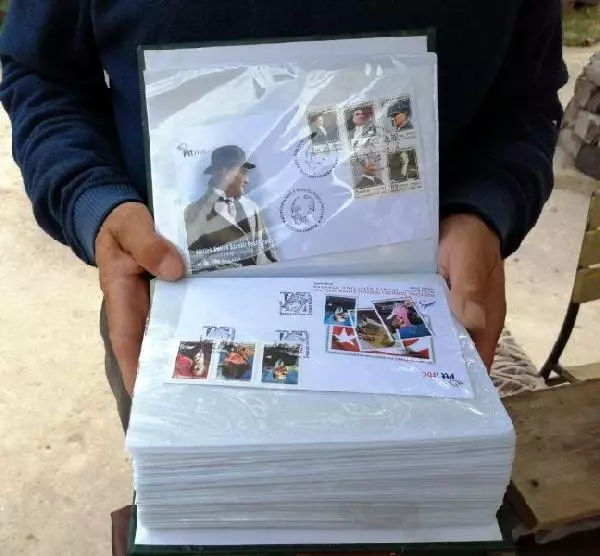 50 yılda 200 bin pul biriktirdi