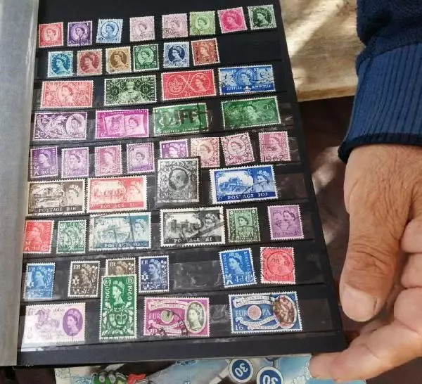 50 yılda 200 bin pul biriktirdi