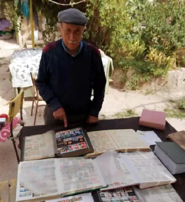 50 yılda 200 bin pul biriktirdi