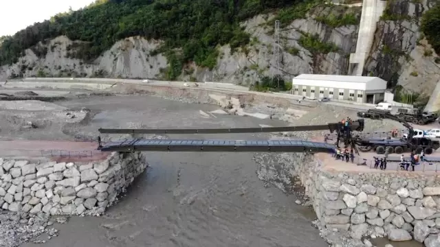 Son dakika haber... Ulaştırma ve Altyapı Bakanı Adil Karaismailoğlu Ayancık'ta kurulan seyyar köprüde incelemelerde bulundu Açıklaması