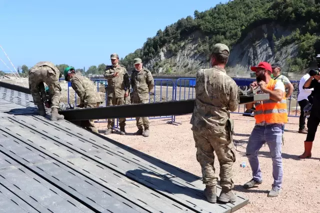 Son dakika haber... Ulaştırma ve Altyapı Bakanı Adil Karaismailoğlu Ayancık'ta kurulan seyyar köprüde incelemelerde bulundu Açıklaması