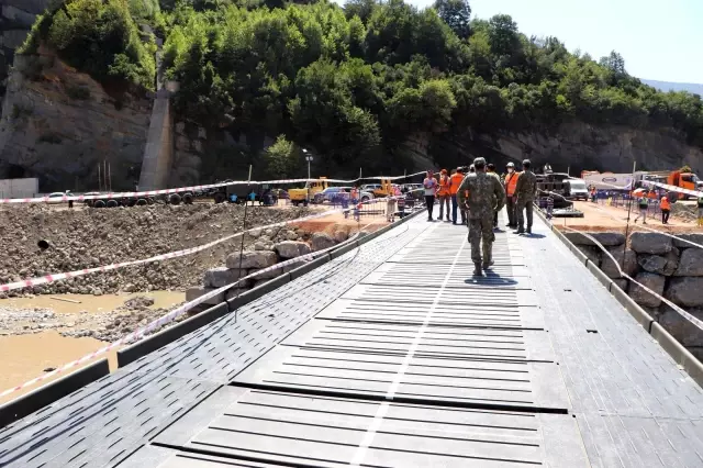 Son dakika haber... Ulaştırma ve Altyapı Bakanı Adil Karaismailoğlu Ayancık'ta kurulan seyyar köprüde incelemelerde bulundu Açıklaması