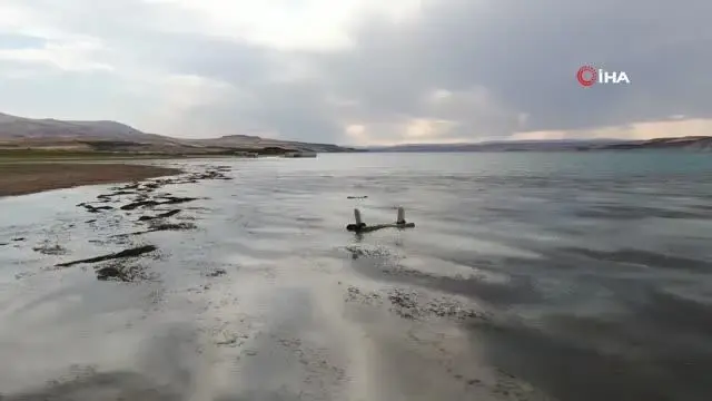 Baraj suları 150 metre çekildi, 700 yıllık mezarlık gün yüzüne çıktı