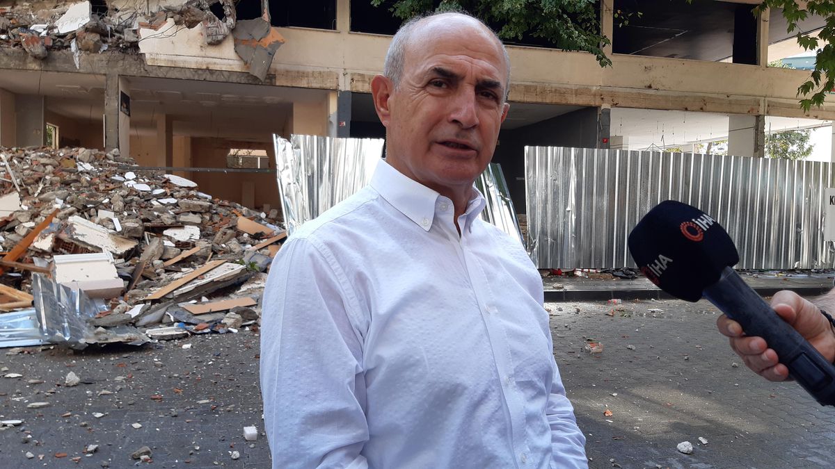 Büyükçekmece'de risk taşıyan binaların yıkımına devam ediliyor