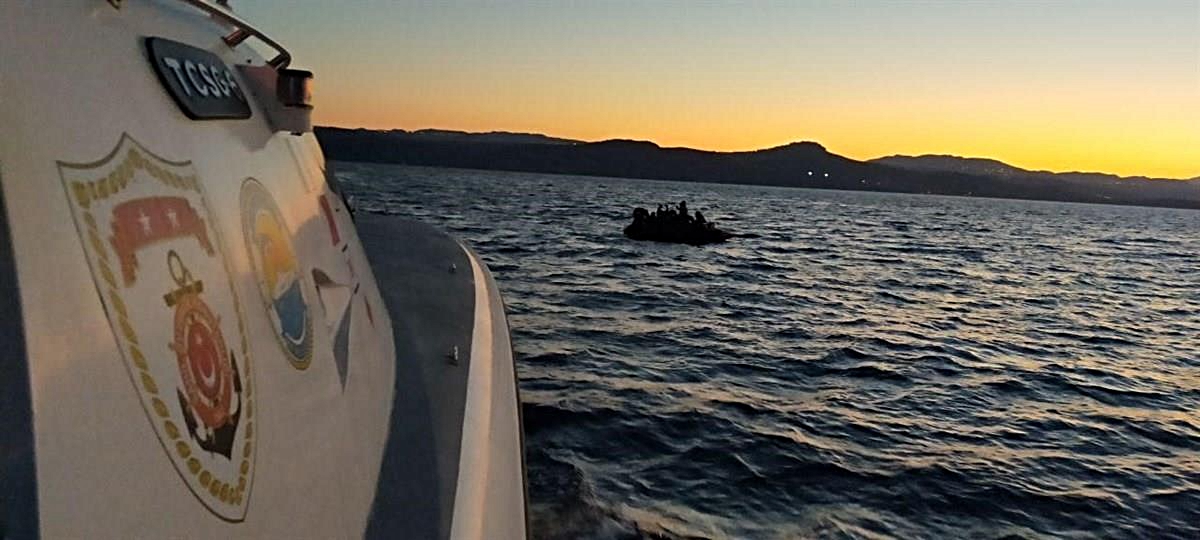 Çanakkale açıklarında Türk kara sularına itilen 12 düzensiz göçmen kurtarıldı - Vimarsana News