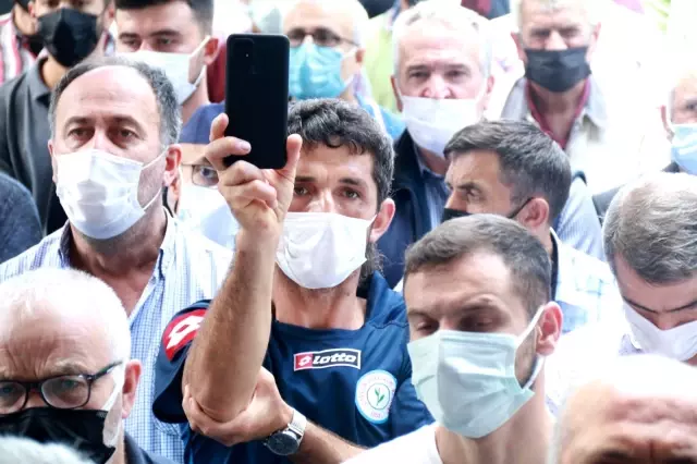 Cimilli İbo'nun cenaze töreninde tepki çeken görüntüler! Telefonu eline alan canlı yayın yaptı