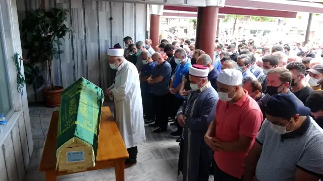Cimilli İbo'nun cenaze töreninde tepki çeken görüntüler! Telefonu eline alan canlı yayın yaptı