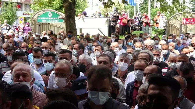 Cimilli İbo'nun cenaze töreninde tepki çeken görüntüler! Telefonu eline alan canlı yayın yaptı