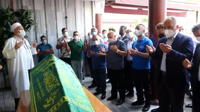 Cimilli İbo'nun cenaze töreninde tepki çeken görüntüler! Telefonu eline alan canlı yayın yaptı