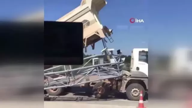 Damperi açılan kamyon plaka tanıma sistemi direğine böyle çarptı