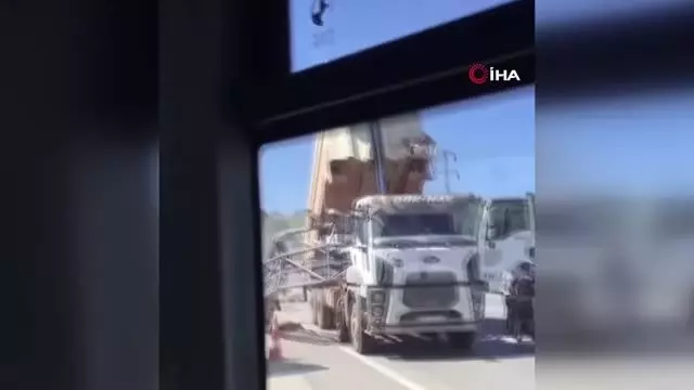Damperi açılan kamyon plaka tanıma sistemi direğine böyle çarptı
