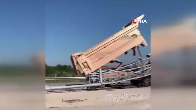 Damperi açılan kamyon plaka tanıma sistemi direğine böyle çarptı