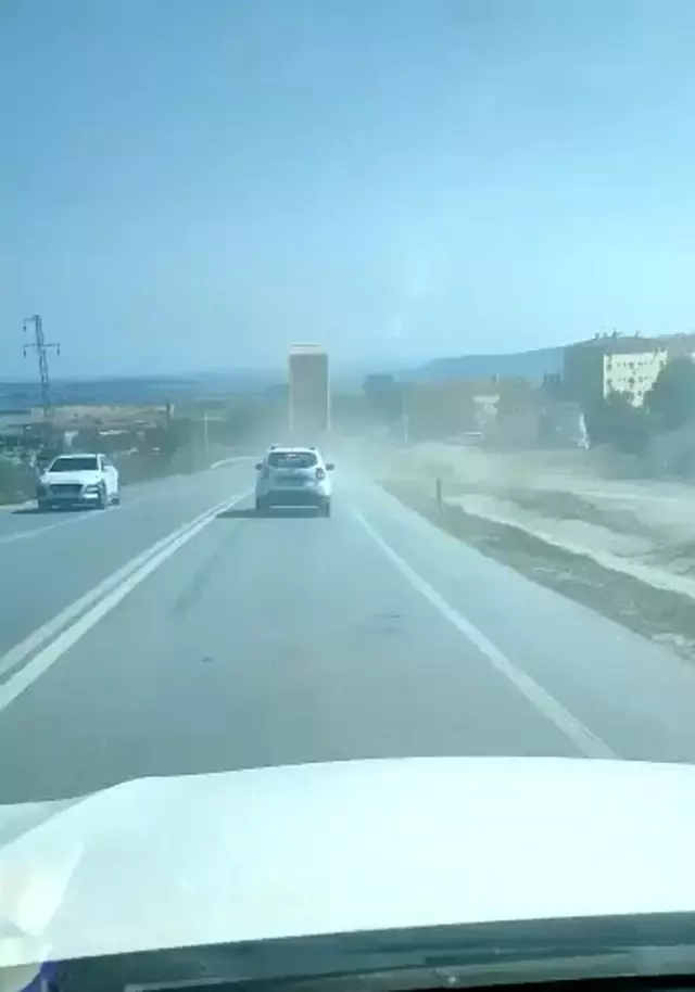 Damperi açılan kamyon plaka tanıma sistemi direğine böyle çarptı