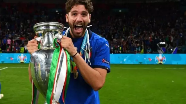 EURO 2020'nin yıldızı Locatelli, Juventus'a transfer oldu EURO 2020'nin yıldızı Locatelli, Juventus'a transfer oldu
