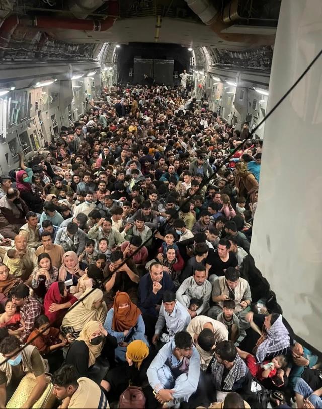 Fotoğrafı ABD Savunma Bakanlığı servis etti! 150 kişilik uçağa 640 Afgan bindi