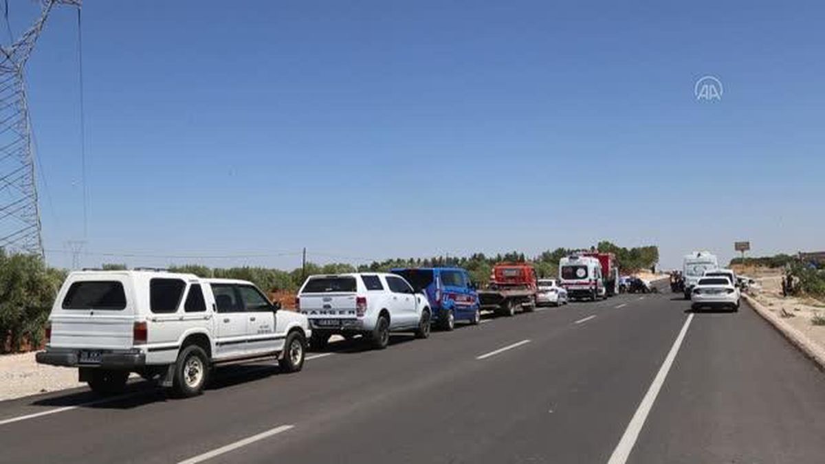 GAZİANTEP - Karşı yönden gelen 2 otomobil çarpıştı: 1 ölü, 2 yaralı