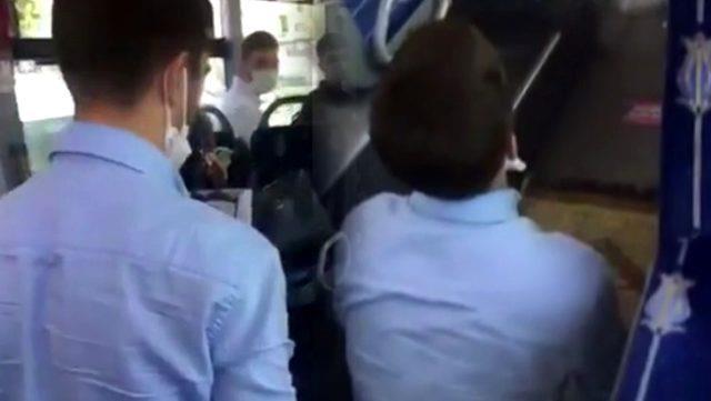 Görüntü Türkiye'den! Akan trafiğin ortasında namaz kıldı