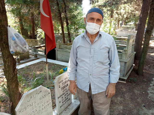 kocaeli de deprem sehitleri mezarlikta dualar 3 14336113 o