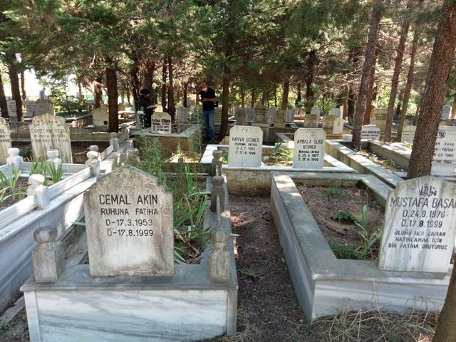 kocaeli de deprem sehitleri mezarlikta dualar 4 14336113 o