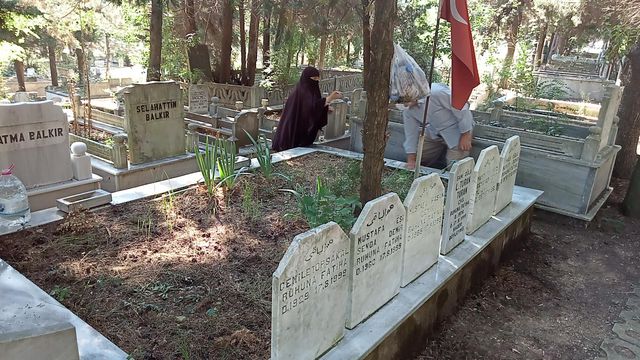kocaeli de deprem sehitleri mezarlikta dualar 5 14336113 o