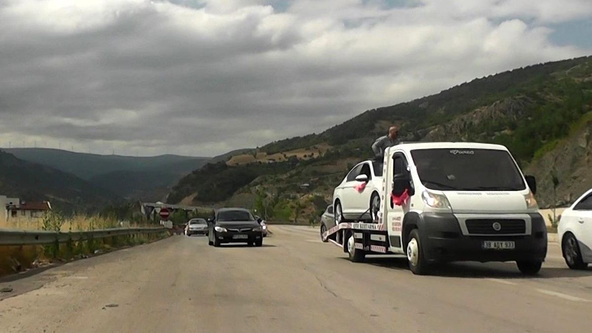 Konvoya çekici üzerindeki otomobili ile katıldı